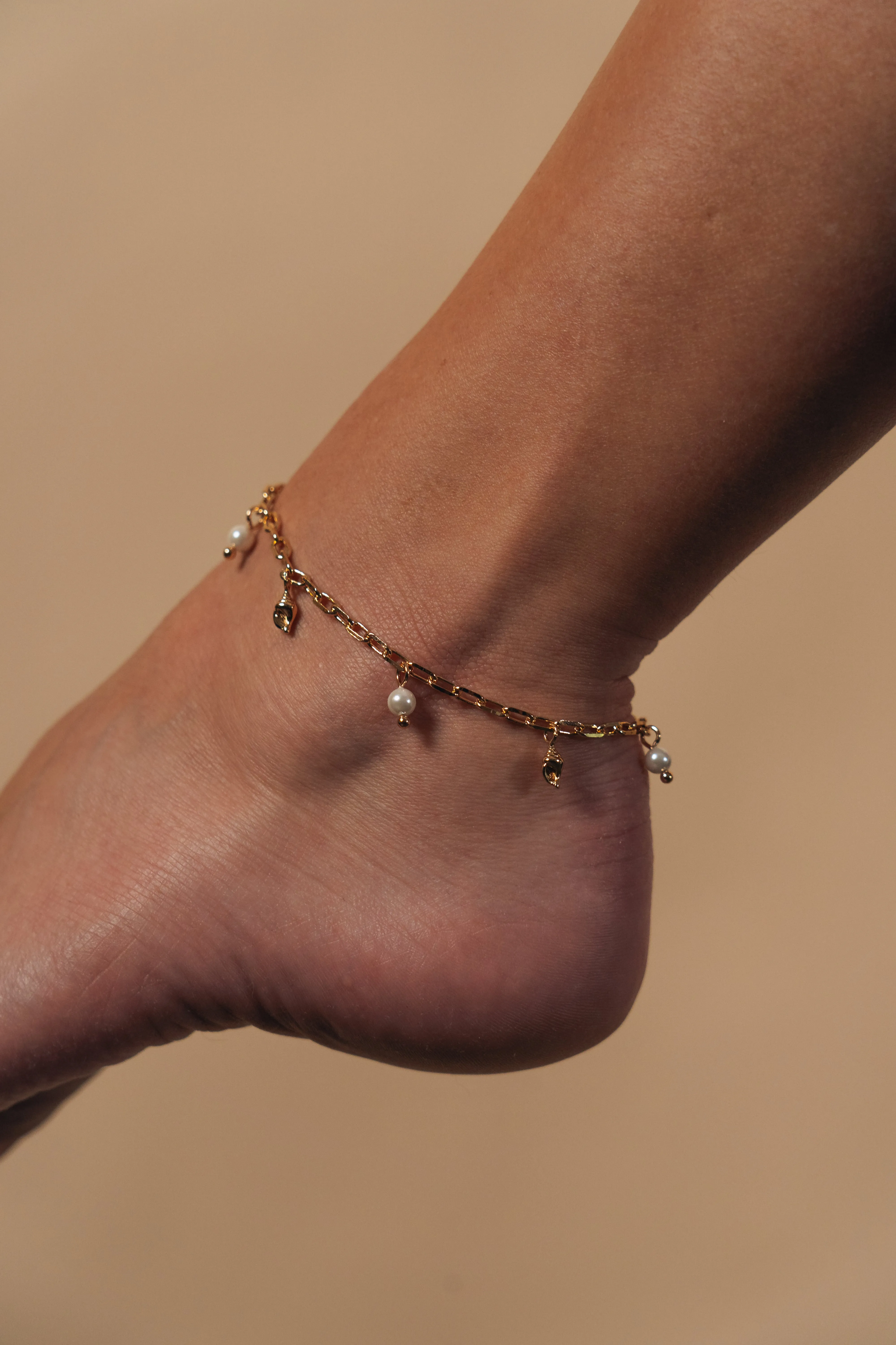 Beverly Pearl Shell Charm Anklet
