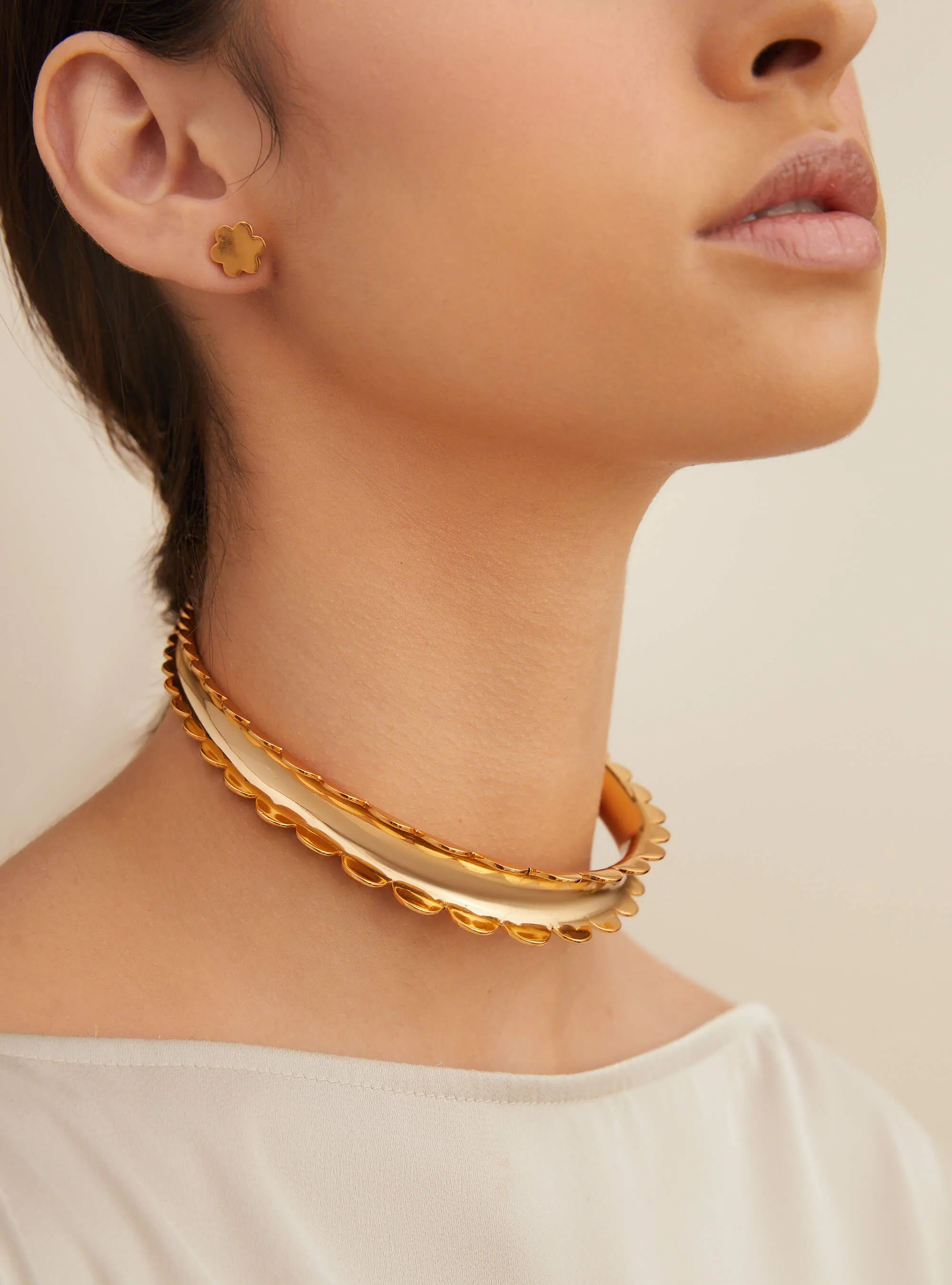 Shilpa Shetty In OH Poppi Scallop Choker Necklace