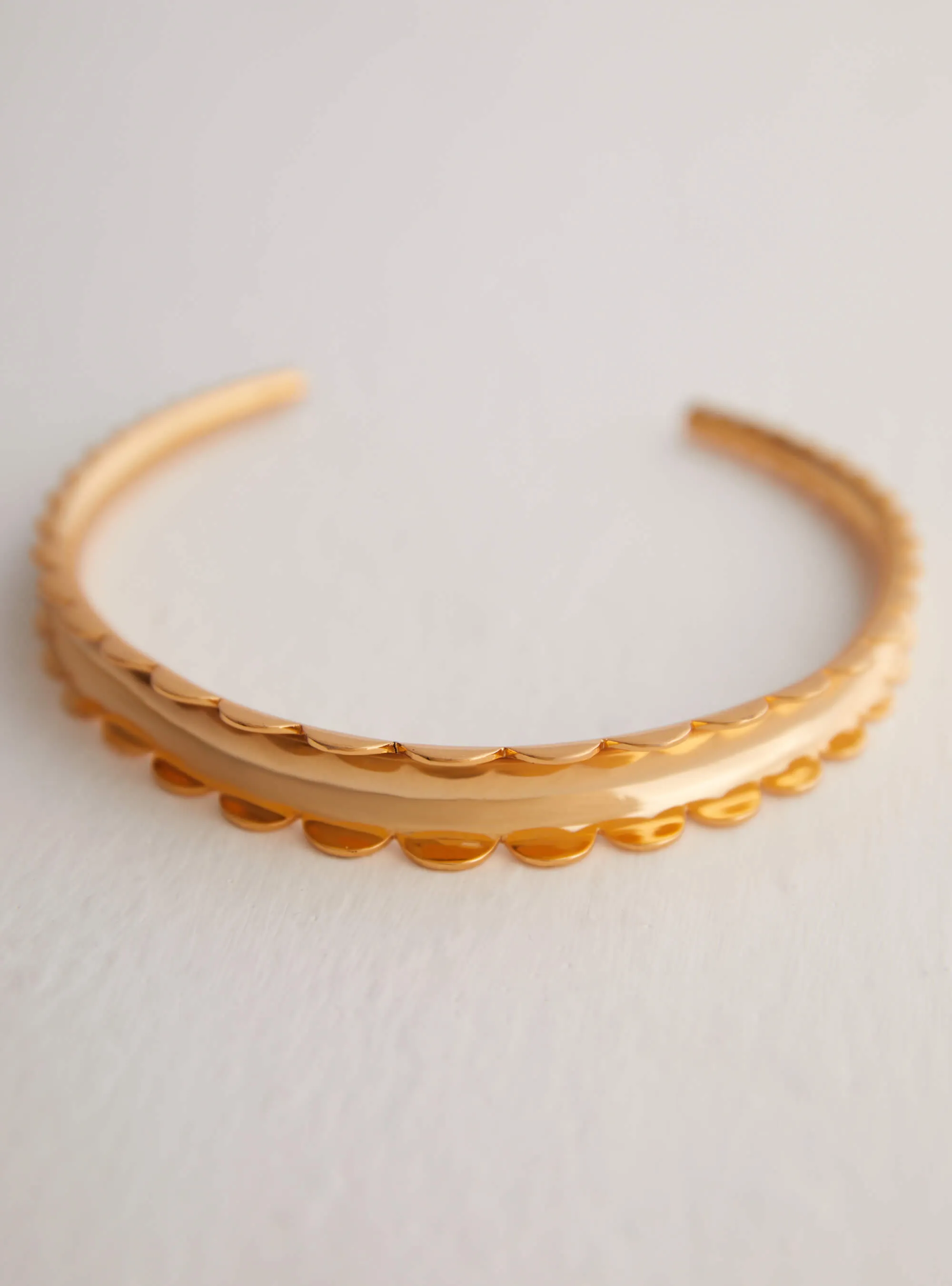 Shilpa Shetty In OH Poppi Scallop Choker Necklace