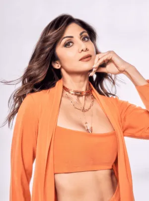 Shilpa Shetty In OH Poppi Scallop Choker Necklace