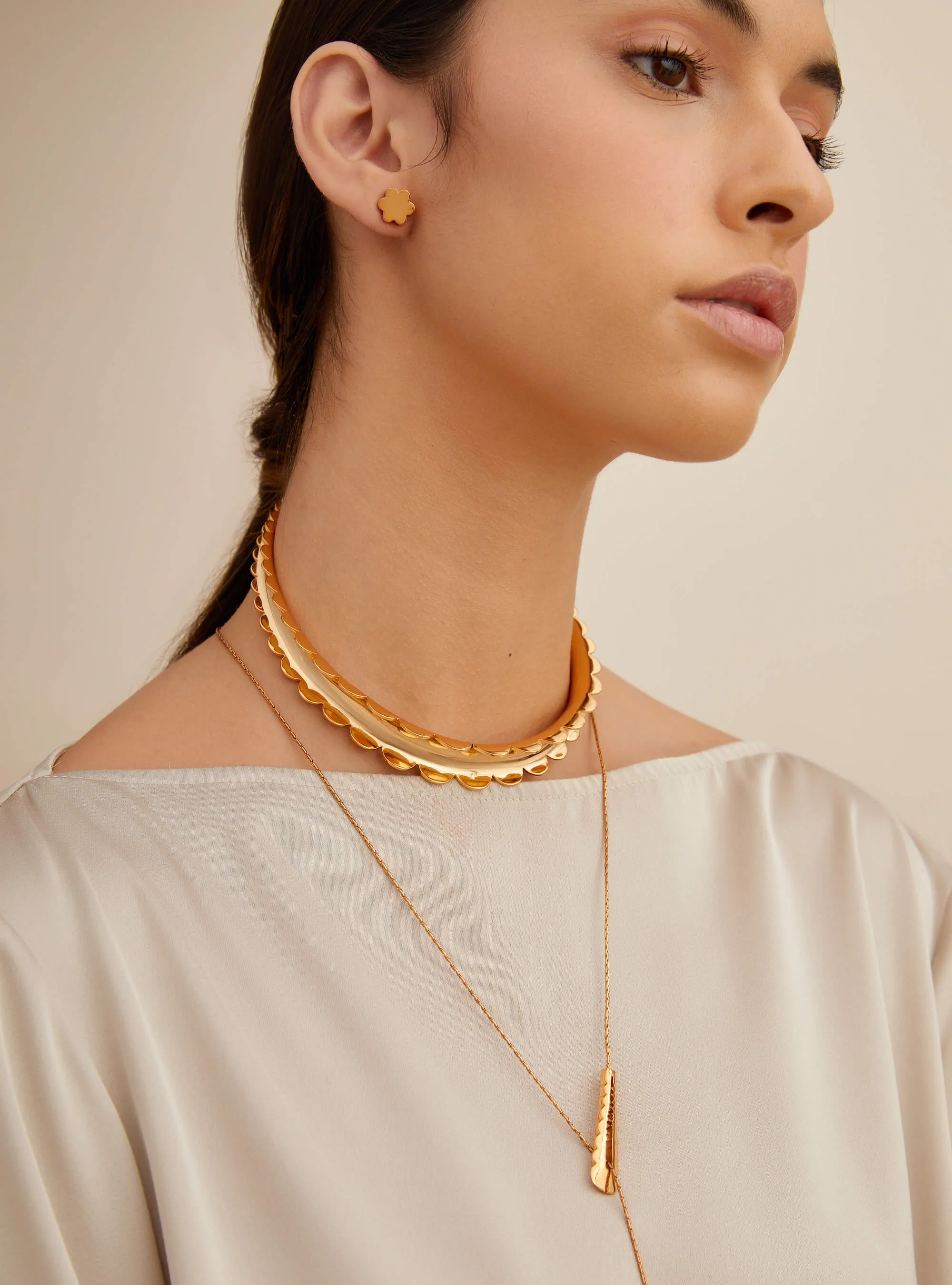 Shilpa Shetty In OH Poppi Scallop Choker Necklace